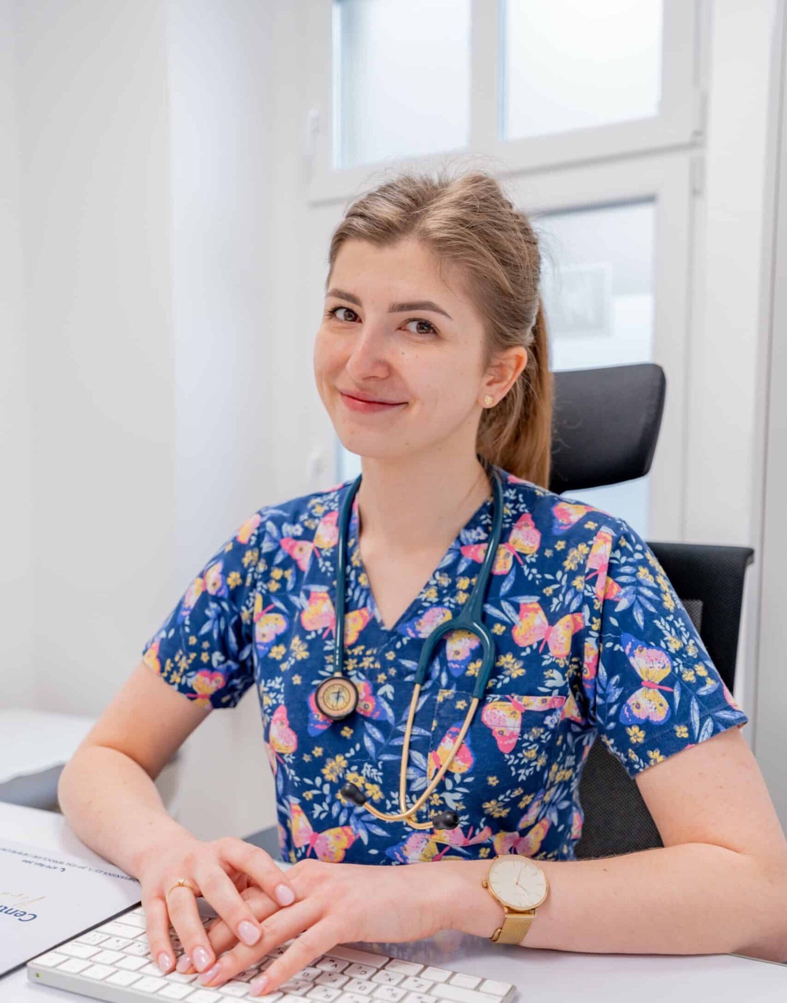 Lekarz Pediatra Magdalena Rola przy biurku